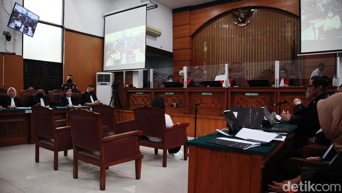 Sidang dakwaan Putri Candrawathi digelar di Pengadilan Negeri Jakarta Selatan, Senin (17/10/2022). Putri didakwa bersama-sama dengan suaminya, Ferdy Sambo, melakukan pembunuhan berencana terhadap Brigadir Nopriansyah Yosua Hutabarat.