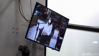 Jaksa mengungkap momen saat istri Ferdy Sambo, Putri Candrawathi, memerintahkan agar Brigadir Nopriansyah Yosua Hutabarat dipanggil ke kamar di Magelang, Jawa Tengah. Hal itu diungkap jaksa dalam surat dakwaan terhadap Ferdy Sambo dalam sidang pembunuhan terhadap Yosua. 
