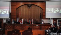 Dalam perkara ini, Putri Candrawathi didakwa melanggar Pasal 340 KUHP subsider Pasal 338 KUHP juncto Pasal 55 ayat 1 ke-1 KUHP. 
