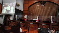 Putri mendengarkan dakwaan yang dibacakan jaksa.