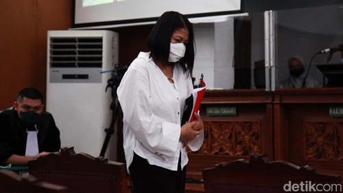 Sidang dakwaan Putri Candrawathi digelar di Pengadilan Negeri Jakarta Selatan, Senin (17/10/2022). Putri didakwa bersama-sama dengan suaminya, Ferdy Sambo, melakukan pembunuhan berencana terhadap Brigadir Nopriansyah Yosua Hutabarat.
