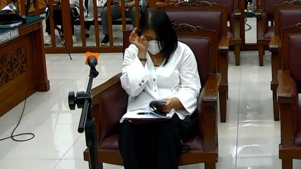 Putri Candrawathi usap mata dengan eksepsi di PN Jaksel  (Wilda-detikcom)