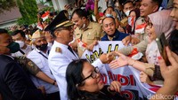 Heru disambut riuh warga dan ASN Pemprov DKI Jakarta.