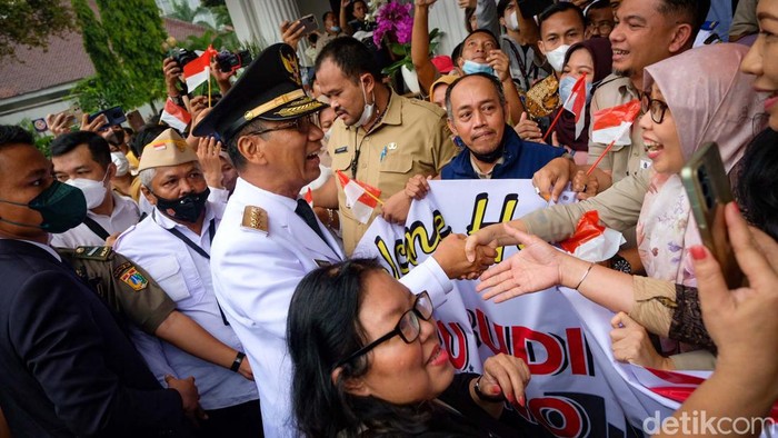 Riuh Balai Kota DKI Sambut Pj Gubernur Heru Budi Hartono Heru Budi Hartono kembali ke Balai Kota DKI Jakarta usai menjabat sebagai Pj Gubernur. Heru disambut riuh ASN dan warga.