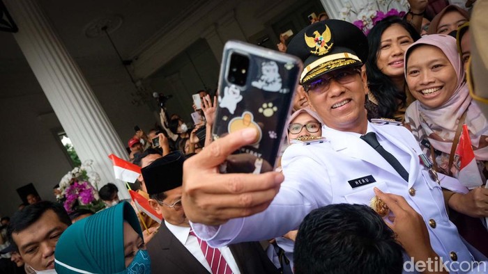 Heru Budi Hartono kembali ke Balai Kota DKI Jakarta usai menjabat sebagai Pj Gubernur. Heru disambut riuh ASN dan warga.