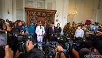 Sekda DKI Jakarta Marullah Matali dan Ketua DPRD DKI Jakarta Prasetio Edi Marsudi mendampingi Heru saat perkenalan diri.
