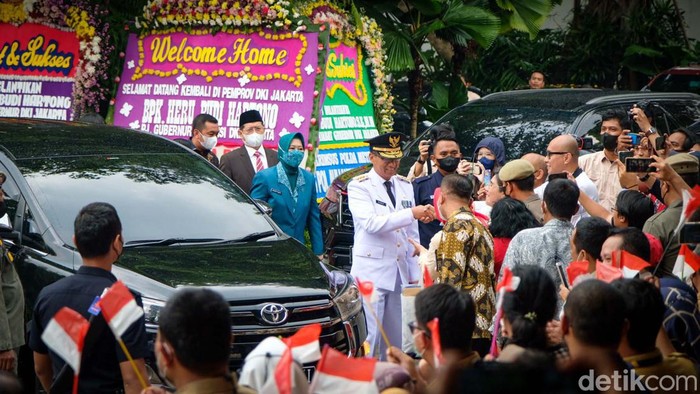 Riuh Balai Kota DKI Sambut Pj Gubernur Heru Budi Hartono Heru Budi Hartono kembali ke Balai Kota DKI Jakarta usai menjabat sebagai Pj Gubernur. Heru disambut riuh ASN dan warga.