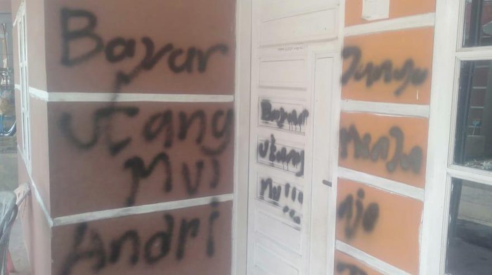 Rumah IRT di Asahan dicoret rentenir gegara utang 300 ribu.
