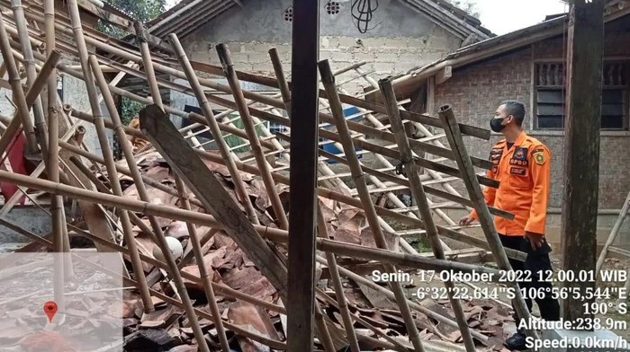 Rumah warga di Desa Pabuaran, Kabupaten Bogor, rusak gegara diterjang hujan deras dan angin kencang