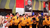 Presiden Jokowi menyalami pekerja migran Indonesia yang akan diberangkatkan ke Korea Selatan.