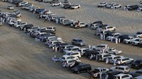 Ratusan mobil 4x4 berjejer di bukit pasir selatan di pinggiran luar Doha, Qatar, Sabtu, (15/10/2022).