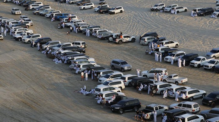 Soccer Football - FIFA World Cup Qatar 2022 Preview - Doha, Qatar - October 14, 2022 General view of locals with their 4x4s on sand dunes south on outer skirts of Doha, Qatar REUTERS/Hamad I Mohammed