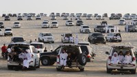 Para sopir dengan kendaraan jip 4x4 mereka tengah bersiap di bukit pasir selatan, luar kota Doha.