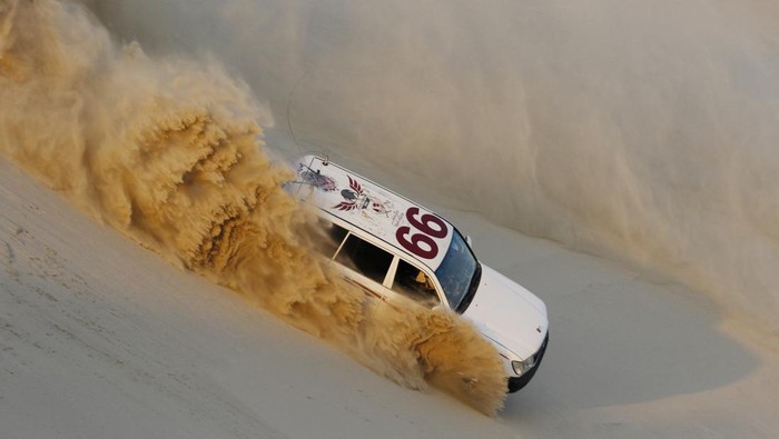Soccer Football - FIFA World Cup Qatar 2022 Preview - Doha, Qatar - October 14, 2022 General view of locals with their 4x4s on sand dunes south on outer skirts of Doha, Qatar REUTERS/Hamad I Mohammed