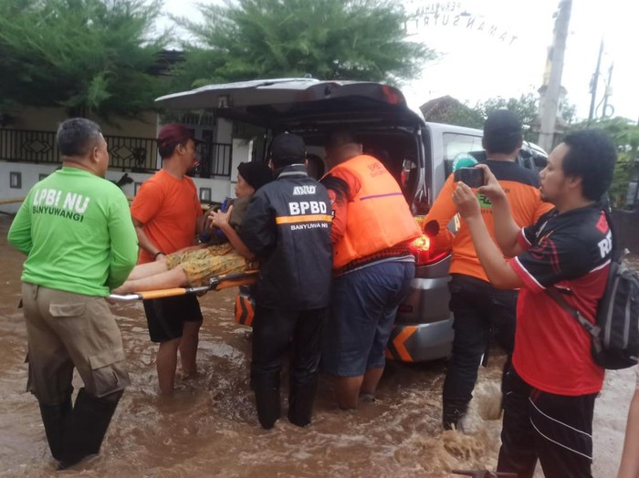 Satu lansia warga Lingkungan Sutri Kecamatan Sobo, Banyuwangi terjebak banjir di dalam rumahnya, dibawa ke puskesmas