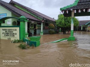 15 Sekolah di Blitar Kebanjiran, Aktivitas Belajar Jadi Daring