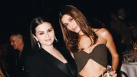 Hailey Baldwin mencuri Justin Bieber dari Selena Gomez. Keduanya disebut musuhan, tapi isu itu padam dengan foto senyuman yang baru-baru ini muncul. Foto: Instagram @tyrellhampton