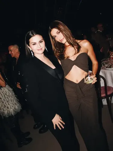 Selena Gomez dan Hailey Bieber