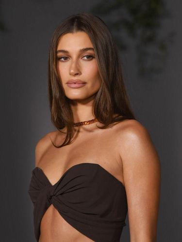 Selena Gomez dan Hailey Bieber LOS ANGELES, CALIFORNIA - OCTOBER 15: Hailey Bieber attends 2nd Annual Academy Museum Gala at Academy Museum of Motion Pictures on October 15, 2022 in Los Angeles, California. (Photo by Jon Kopaloff/Getty Images)