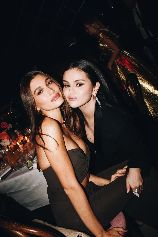 Selena Gomez terlihat menyerongkan kepalanya ke Hailey Bieber dan berpose dengan mengerucutkan bibirnya. Sementara Hailey memasang senyum tipis. “Plot twist,” tulis Tyrell pada caption foto Instagram. Foto: Instagram @tyrellhampton