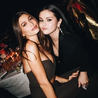 Selena Gomez terlihat menyerongkan kepalanya ke Hailey Bieber dan berpose dengan mengerucutkan bibirnya. Sementara Hailey memasang senyum tipis. “Plot twist,” tulis Tyrell pada caption foto Instagram. Foto: Instagram @tyrellhampton
