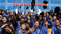 Sebanyak 93 calon pegawai negeri sipil (CPNS) di lingkungan Pemerintah Kota Kendari diangkat dan diambil sumpah menjadi PNS.