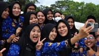 Sejumlah pegawai berfoto usai disumpah menjadi PNS di Pemerintah Kota Kendari, Kendari, Sulawesi Tenggara, Senin (17/10/2022).