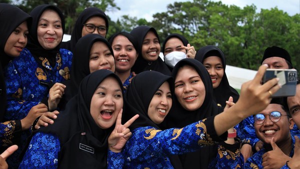 Senangnya Orang-orang Ini Diangkat Jadi PNS
