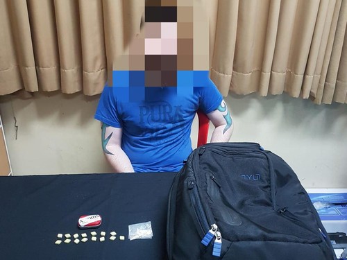 Seorang bule asal Amerika Serikat (AS) ditangkap di Bandara Ngurah Rai Bali. Ia ditangkap oleh petugas bea cukai lantaran kedapatan membawa 16 tablet narkotika.