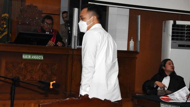 Terdakwa Ricky Rizal tiba untuk menjalani sidang dakwaan kasus pembunuhan berencana terhadap Brigadir Nopriansyah Yosua Hutabarat di Pengadilan Negeri Jakarta Selatan, Jakarta, Senin (17/10/2022).