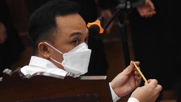 Terdakwa Ricky Rizal tiba untuk menjalani sidang dakwaan kasus pembunuhan berencana terhadap Brigadir Nopriansyah Yosua Hutabarat di Pengadilan Negeri Jakarta Selatan, Jakarta, Senin (17/10/2022).