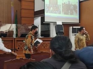Penampakan Ferdy Sambo Pakai Kemeja Batik Jalani Sidang Perdana di PN Jaksel