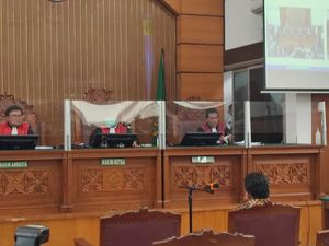 Momen Pertama Kali Ferdy Sambo Pakai Sarung Tangan Hitam Diketahui Eliezer