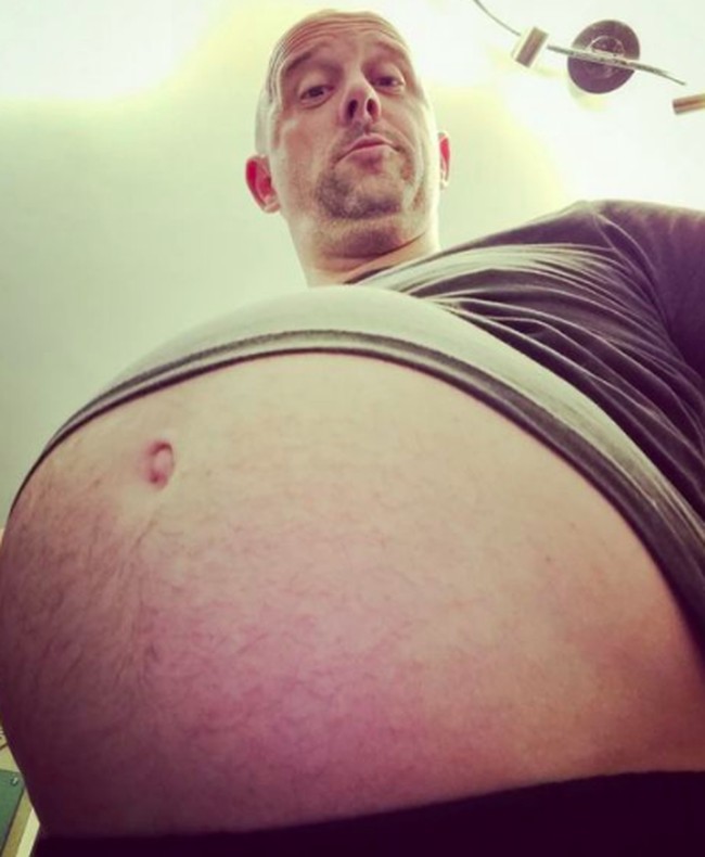 Beginilah penampilan perut ‘hamil’ pria 48 tahun itu yang dipertontonkannya di media sosialnya. Foto: dok. Instagram/@the.bellyking