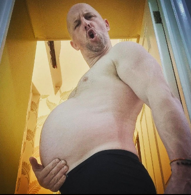 Pria yang pura-pura hamil itu mengaku ingin memenuhi fantasi seksual langka tentang pria hamil atau yang disebut mpreg (male pregnant). Foto: dok. Instagram/@the.bellyking