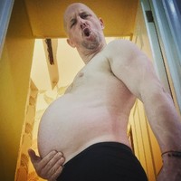 Pria yang pura-pura hamil itu mengaku ingin memenuhi fantasi seksual langka tentang pria hamil atau yang disebut mpreg (male pregnant). Foto: dok. Instagram/@the.bellyking