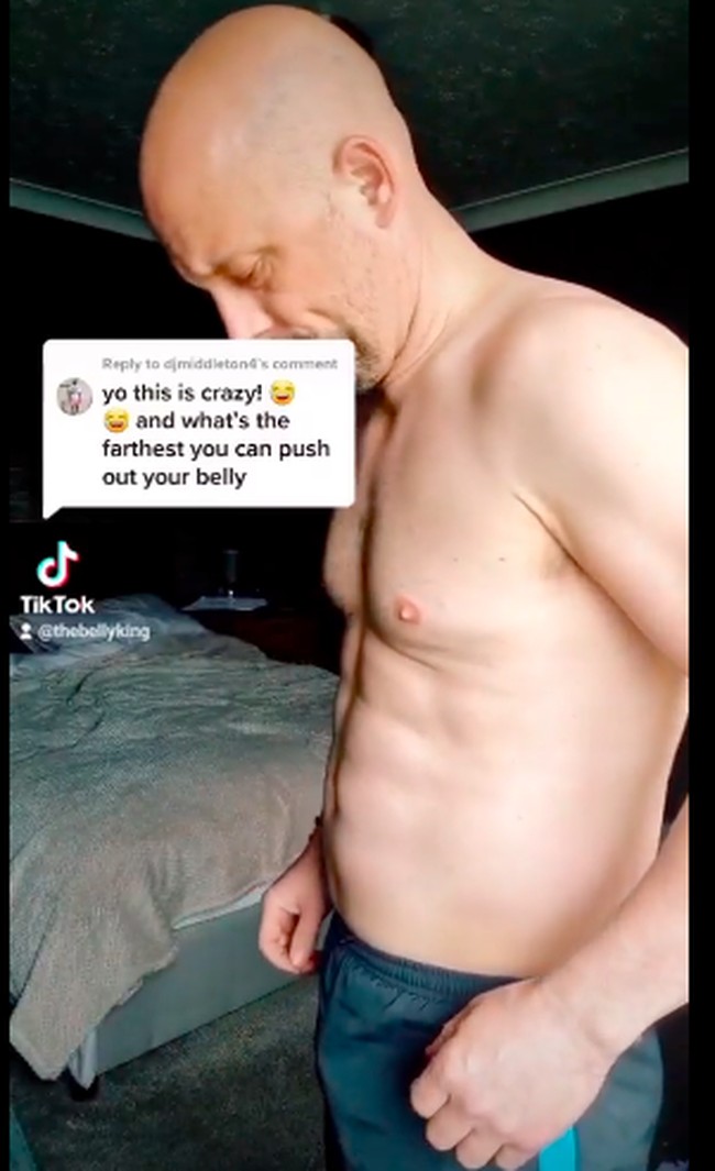 Uniknya, perut buncitnya tersebut juga dibuat-buat olehnya. Aslinya, perut Simon sixpack. Foto: dok. Instagram/@the.bellyking