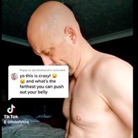 Uniknya, perut buncitnya tersebut juga dibuat-buat olehnya. Aslinya, perut Simon sixpack. Foto: dok. Instagram/@the.bellyking