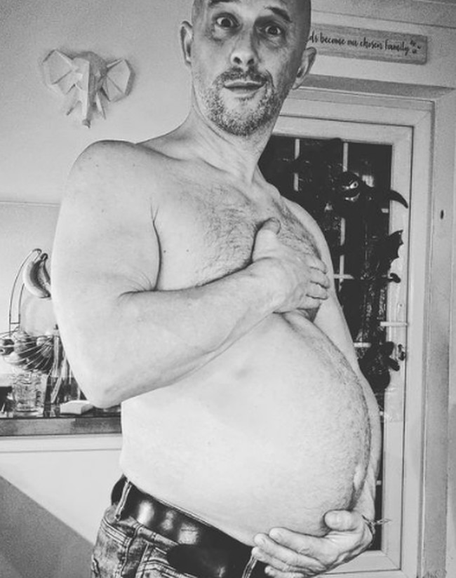 Mpreg (male pregnant) adalah gagasan tentang seorang pria yang. Saya membuat video menyenangkan yang ringan tentang kehamilan, mengeluhkan tentang hal itu, membicarakannya, dan ada video saya berpura-pura melahirkan, ungkapnya, seperti dikutip dari Daily Star. Foto: dok. Instagram/@the.bellyking