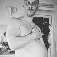 Mpreg (male pregnant) adalah gagasan tentang seorang pria yang. Saya membuat video menyenangkan yang ringan tentang kehamilan, mengeluhkan tentang hal itu, membicarakannya, dan ada video saya berpura-pura melahirkan, ungkapnya, seperti dikutip dari Daily Star. Foto: dok. Instagram/@the.bellyking