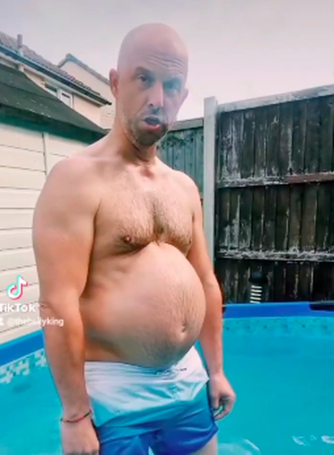 Dia memiliki kemampuan untuk mengembungkan perutnya hingga benar-benar menjadi besar. Foto: dok. Instagram/@the.bellyking