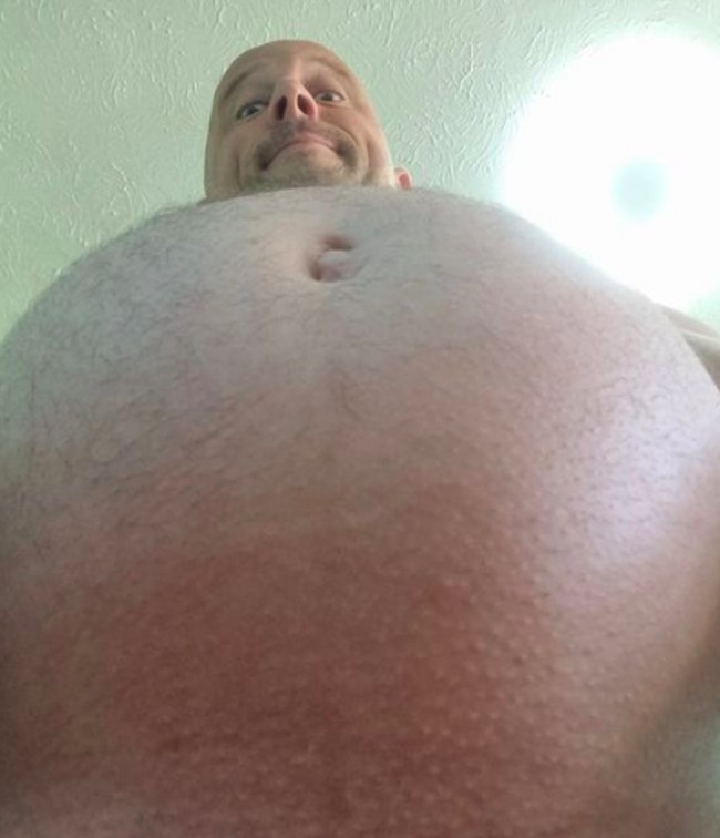 Simon mengaku tidak membuat video pornografi di salurannya itu. Dia hanya memperlihatkan perut buncitnya dan membicarakan tentang kehamilannya yang tidak nyata itu. Foto: dok. Instagram/@the.bellyking