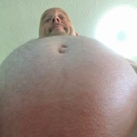 Simon mengaku tidak membuat video pornografi di salurannya itu. Dia hanya memperlihatkan perut buncitnya dan membicarakan tentang kehamilannya yang tidak nyata itu. Foto: dok. Instagram/@the.bellyking