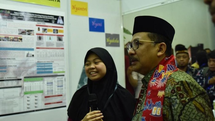 Siswi MAN 2 Tasikmalaya bersama Wakil Menteri Agama Zainut Tauhid