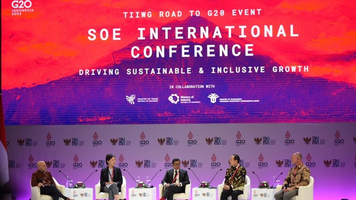 Menteri BUMN Erick Thohir berpidato saat pembukaan State-Owned Enterprises (SOE) International Conference di Bali Nusa Dua Convention Center (BNDCC), Bali, Senin (17/10/2022). SOE International Conference yang mengangkat tema Driving Sustainable & Inclusive Growth  itu merupakan salah satu dari agenda Road to G20 dari Trade, Industry and Investment Working Group (TIIWG). ANTARA FOTO/Akbar Nugroho Gumay