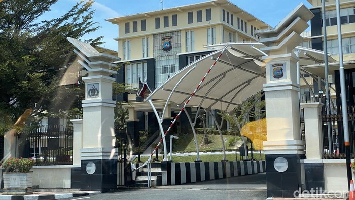 Suasana di depan Mapolda Sumbar. (Jeka Kampai/detikSumut)