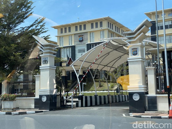 Suasana di depan Mapolda Sumbar. (Jeka Kampai/detikSumut)