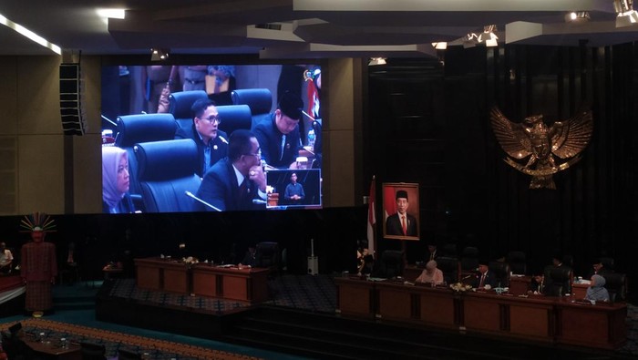 Suasana paripurna DPRD DKI Jakarta saat anggota DPRD DKI Jakarta Fraksi PKS, Suhud Alynudin  memberi interupsi.