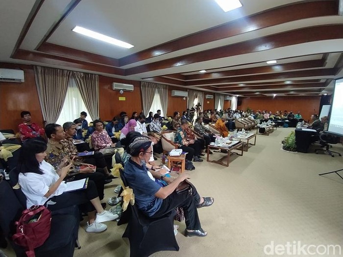 Suasana pembekalan bagi pemandu wisata Candi Borobudur di Manohara Borobudur, Magelang, Senin (17/10/2022).