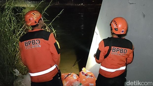 Sungai Brantas Kota Kediri yang debit airnya terus meningkat akibat hujan deras